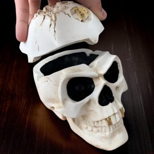 totenkopf aschenbecher mit deckel