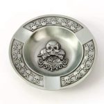 Aschenbecher mit Totenkopf