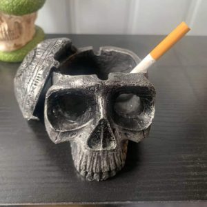 Totenkopf Aschenbecher mit Deckel
