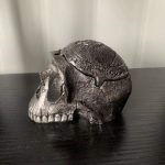 Totenkopf Aschenbecher schwarz mit Deckel